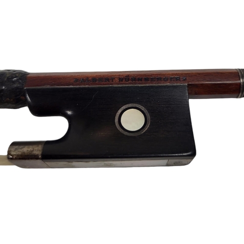 550 - ALBERT NERNBURGER, VIOLIN BOW
Hexagonal stick, white metal mounted ebony frog with pearl eye.
(62g, ... 