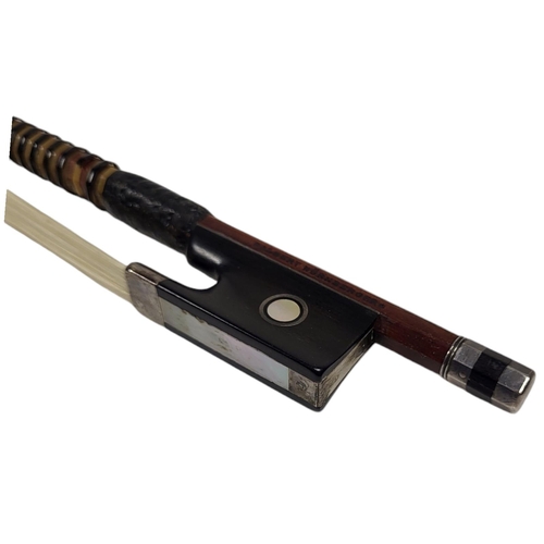 550 - ALBERT NERNBURGER, VIOLIN BOW
Hexagonal stick, white metal mounted ebony frog with pearl eye.
(62g, ... 