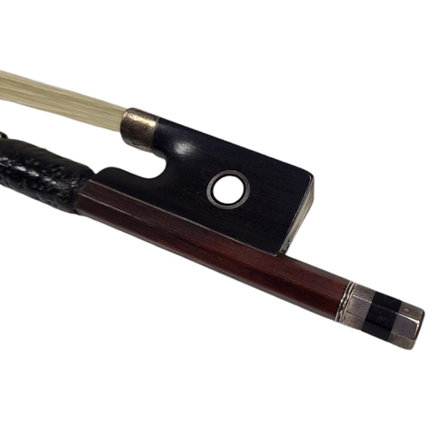 550 - ALBERT NERNBURGER, VIOLIN BOW
Hexagonal stick, white metal mounted ebony frog with pearl eye.
(62g, ... 