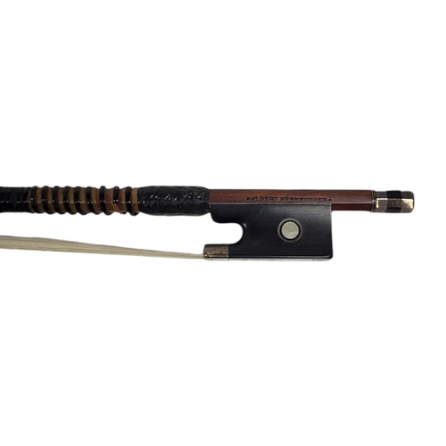 550 - ALBERT NERNBURGER, VIOLIN BOW
Hexagonal stick, white metal mounted ebony frog with pearl eye.
(62g, ... 