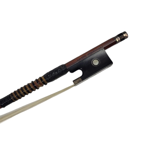 550 - ALBERT NERNBURGER, VIOLIN BOW
Hexagonal stick, white metal mounted ebony frog with pearl eye.
(62g, ... 