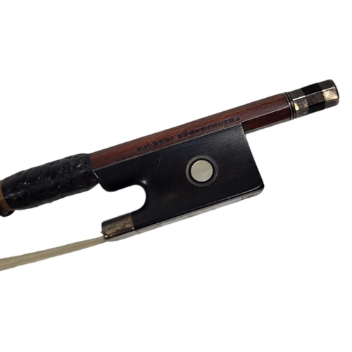 550 - ALBERT NERNBURGER, VIOLIN BOW
Hexagonal stick, white metal mounted ebony frog with pearl eye.
(62g, ... 