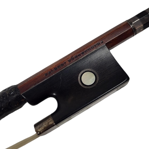 550 - ALBERT NERNBURGER, VIOLIN BOW
Hexagonal stick, white metal mounted ebony frog with pearl eye.
(62g, ... 