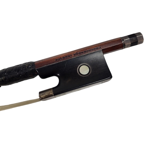 550 - ALBERT NERNBURGER, VIOLIN BOW
Hexagonal stick, white metal mounted ebony frog with pearl eye.
(62g, ... 