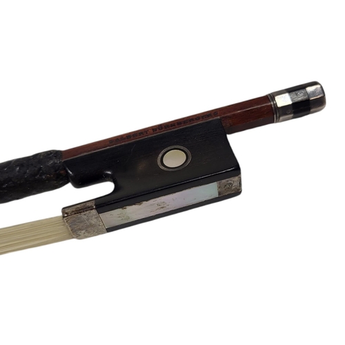 550 - ALBERT NERNBURGER, VIOLIN BOW
Hexagonal stick, white metal mounted ebony frog with pearl eye.
(62g, ... 