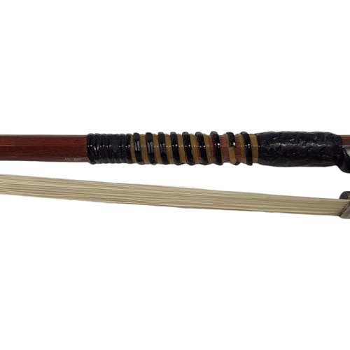 550 - ALBERT NERNBURGER, VIOLIN BOW
Hexagonal stick, white metal mounted ebony frog with pearl eye.
(62g, ... 