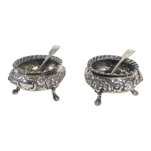 553 - A PAIR OF FINE VICTORIAN SOLID STERLING SILVER SALT CELLARS BY ROBERT HARPER, LONDON, 1862 - 1863
Bo... 