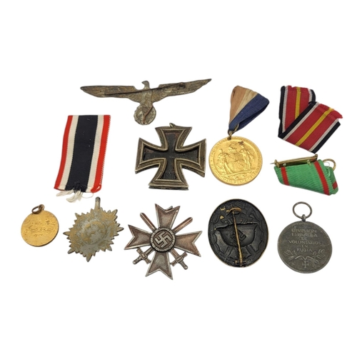 683 - A COLLECTION OF WWII GERMAN MILITARY MEDALS
To include an Iron Cross and German Black Wound badge.
(... 