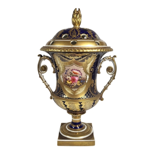 701 - GRAINGER LEE AND CO., WORCESTER, A LARGE EARLY 19th CENTURY POTPOURRI VASE AND COVER
Having a pierce... 