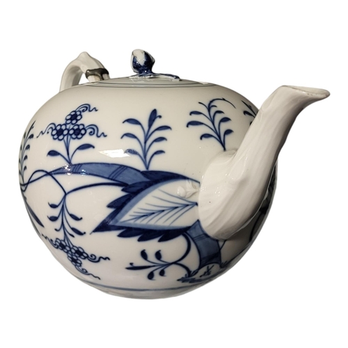 771 - MEISSEN, 19TH CENTURY HARD PASTE PORCELAIN BLUE AND WHITE ONION PATTERN BULLET FORM TEAPOT AND COVER... 