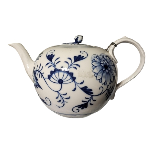 771 - MEISSEN, 19TH CENTURY HARD PASTE PORCELAIN BLUE AND WHITE ONION PATTERN BULLET FORM TEAPOT AND COVER... 