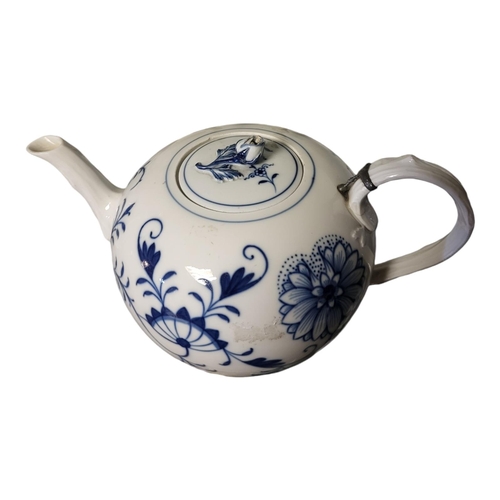 771 - MEISSEN, 19TH CENTURY HARD PASTE PORCELAIN BLUE AND WHITE ONION PATTERN BULLET FORM TEAPOT AND COVER... 