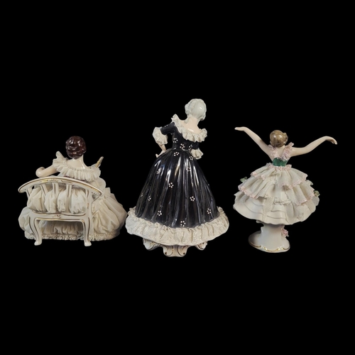 795 - AN EARLY 20TH CENTURY DRESDEN FACTORY CRINOLINE RANGE FIGURES OF A BALLERINA AND A LADY READING A BO... 