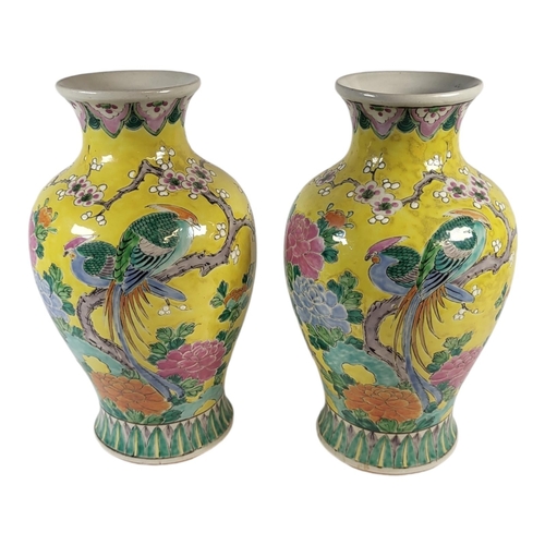 798 - A PAIR OF 20TH CENTURY JAPANESE PORCELAIN FAMILLE JEUNE VASES
Decorated with pairs of exotic birds w... 