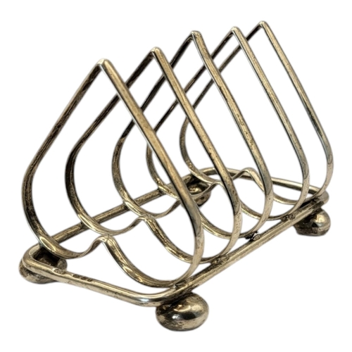 40 - A MID 20TH CENTURY SILVER TOAST RACK
Having heart form dividers, hallmarked London, 1944.
(approx 10... 