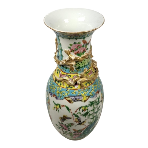 137 - AFTER QING DYNASTY, AN EARLY 20TH CENTURY CANTONESE EXPORT FAMILLE ROSE HARD PASTE PORCELAIN BALUSTE... 