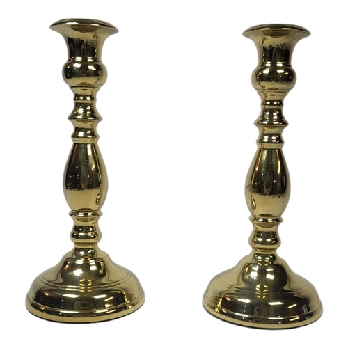 159 - A VICTORIAN STYLE HEAVY BRASS DESKTOP BALUSTER CANDLESTICKS
Standard form, on domed circular bases.
... 