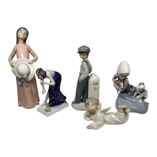 164 - A COLLECTION OF FOUR LLADRO PORCELAIN FIGURES 
Consisting of a young traveller, a girl with her dogs... 