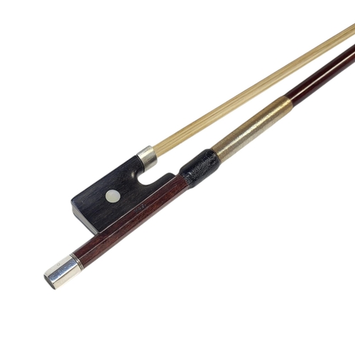 395 - HILL AND SON, A SILVER VIOLIN BOW
Round stick, ebony frog, pearl eye, stamped with initials ‘H&S’.
(... 