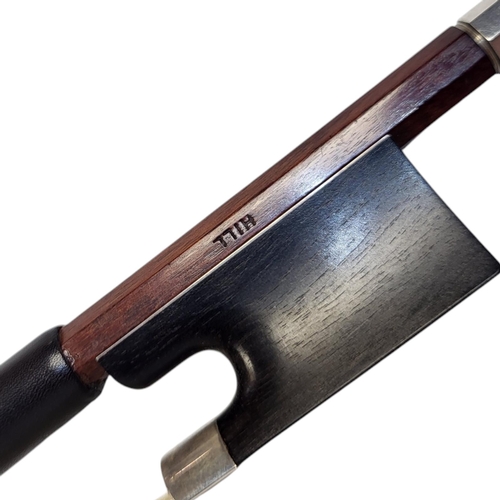 396 - HILL, A SILVER VIOLIN BOW 
Round stick ebony frog, stamped ‘Hill’.
(62g, 74cm)

Condition: some wear... 