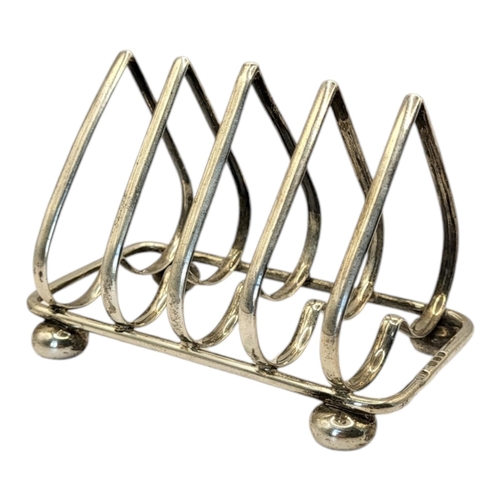 40 - A MID 20TH CENTURY SILVER TOAST RACK
Having heart form dividers, hallmarked London, 1944.
(approx 10... 