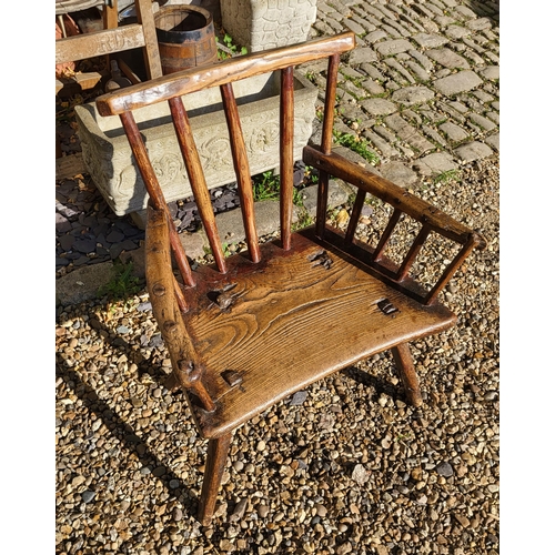 406 - AN 18TH CENTURY WELSH PRIMITIVE ELM LOW STICK CHAIR.
(w 66cm x d 46cm x h 77cm)

Condition: good, in... 