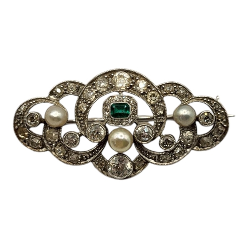 57 - AN EARLY 20TH CENTURY WHITE METAL DIAMOND, EMERALD AND PEARL BROOCH 
Of Belle Époque form with centr... 