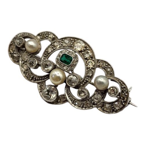 57 - AN EARLY 20TH CENTURY WHITE METAL DIAMOND, EMERALD AND PEARL BROOCH 
Of Belle Époque form with centr... 