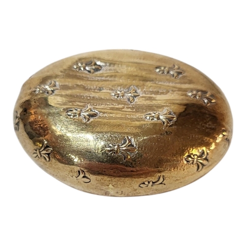 67 - A FRENCH LOUIS PHILLIPE, 1830 - 1847, PERIOD GILDED SILVER LADIES' SNUFF BOX AND COVER
The cover cen... 