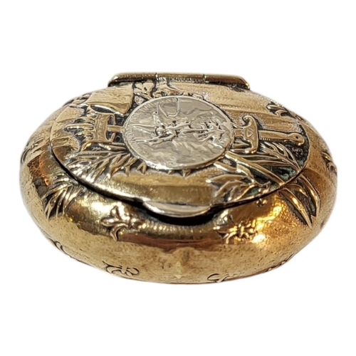 67 - A FRENCH LOUIS PHILLIPE, 1830 - 1847, PERIOD GILDED SILVER LADIES' SNUFF BOX AND COVER
The cover cen... 