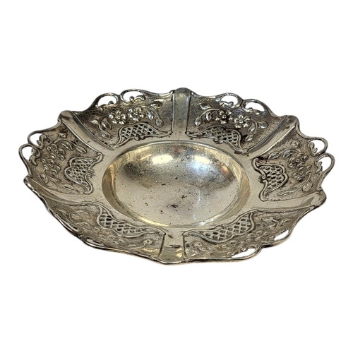 85 - A VINTAGE CONTINENTAL SILVER BASKET
Scrolled border with embossed decoration.
Marked .925.
(approx 2... 