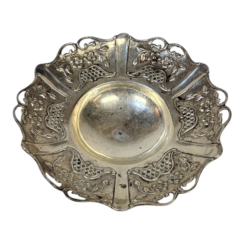 85 - A VINTAGE CONTINENTAL SILVER BASKET
Scrolled border with embossed decoration.
Marked .925.
(approx 2... 