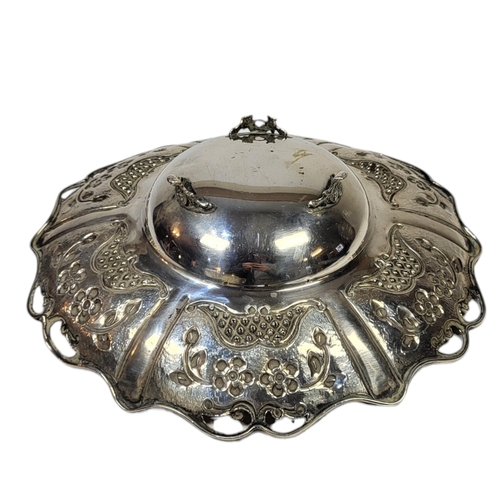 85 - A VINTAGE CONTINENTAL SILVER BASKET
Scrolled border with embossed decoration.
Marked .925.
(approx 2... 