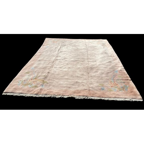 166 - A LARGE CHINESE WOOLLEN RUG
Plain form, with floral design to four corners.
(approx 299cm x 497cm)

... 