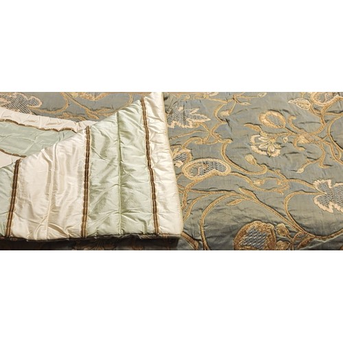 493 - AN ETRO CLARENCE HOUSE WOVEN SILK LINED AND INTERLINED THROW
With organic field on a green ground.
(... 