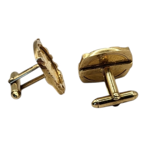 580 - A PAIR OF SOUTH AFRICAN 22CT GOLD ONE RAND COIN SET GENTS CUFFLINKS
Each set with a coin, dated 1973... 