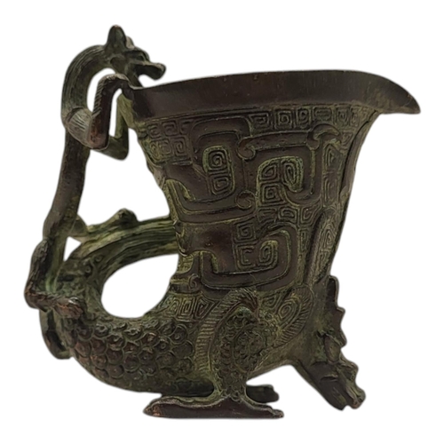 198 - A CHINESE ARCHAISTIC STYLE BRONZE 'DRAGON' WINE CUP
Bearing a four character mark to base.
(6cm x 8c... 