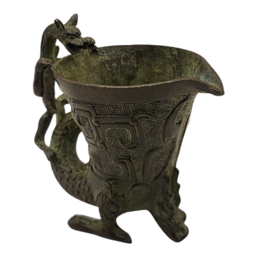 198 - A CHINESE ARCHAISTIC STYLE BRONZE 'DRAGON' WINE CUP
Bearing a four character mark to base.
(6cm x 8c... 