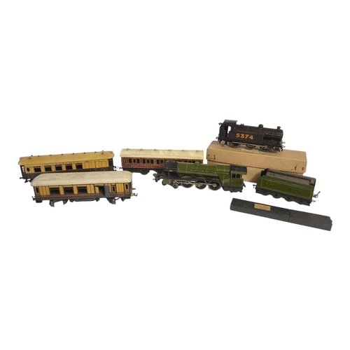 261 - A COLLECTION OF EARLY 20TH CENTURY ‘O GAUGE ‘ TINPLATE TRAINS AND CARRIAGES
To include Basset Low-ke... 