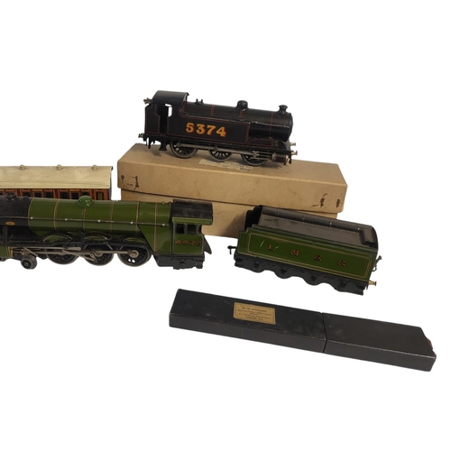 261 - A COLLECTION OF EARLY 20TH CENTURY ‘O GAUGE ‘ TINPLATE TRAINS AND CARRIAGES
To include Basset Low-ke... 