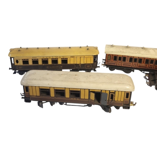 261 - A COLLECTION OF EARLY 20TH CENTURY ‘O GAUGE ‘ TINPLATE TRAINS AND CARRIAGES
To include Basset Low-ke... 