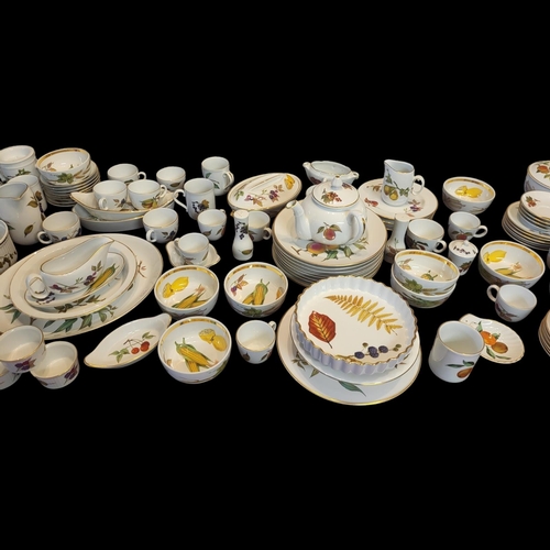 286 - ROYAL WORCESTER, AN EXTENSIVE EVESHAM PATTERN DINNER/TEA SERVICE
Comprising over one hundred and twe... 