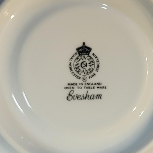 286 - ROYAL WORCESTER, AN EXTENSIVE EVESHAM PATTERN DINNER/TEA SERVICE
Comprising over one hundred and twe... 