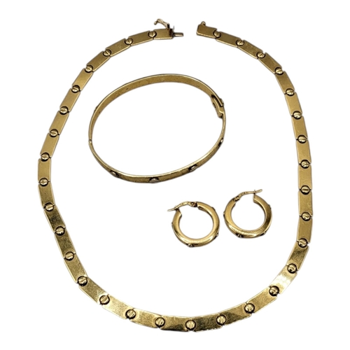 71 - A VINTAGE 9CT GOLD NECKLACE, BRACELET AND EARRINGS SUITE
Each having applied screw heads, each piece... 