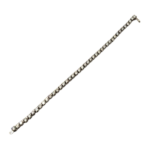 79 - AN 18CT WHITE GOLD AND DIAMOND TENNIS BRACELET
The single row of round cut diamonds, in a fitted vel... 