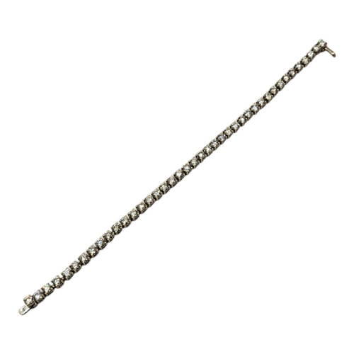 79 - AN 18CT WHITE GOLD AND DIAMOND TENNIS BRACELET
The single row of round cut diamonds, in a fitted vel... 