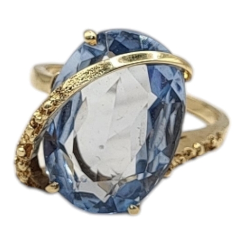 84 - A VINTAGE 10CT GOLD AND AQUAMARINE RING
The oval faceted cut stone set in a textured gold mount.
(si... 