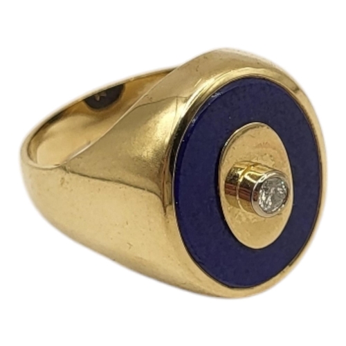 10 - A VINTAGE 14CT GOLD, DIAMOND AND LAPIS LAZULI GENT’S SIGNET RING
The central round cut diamond set i... 