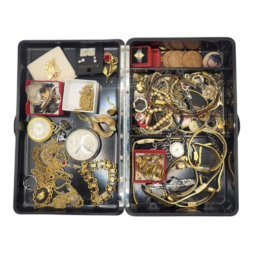 301 - A MIXED COLLECTION OF VARIOUS COSTUME JEWELLERY AND LATE 20TH CENTURY LADIES' WRISTWATCHES
Consistin... 