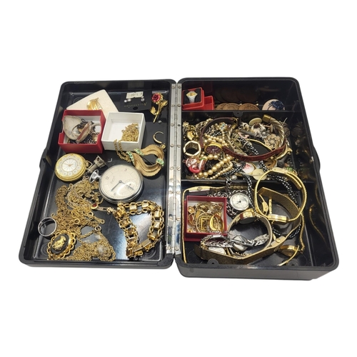 301 - A MIXED COLLECTION OF VARIOUS COSTUME JEWELLERY AND LATE 20TH CENTURY LADIES' WRISTWATCHES
Consistin... 